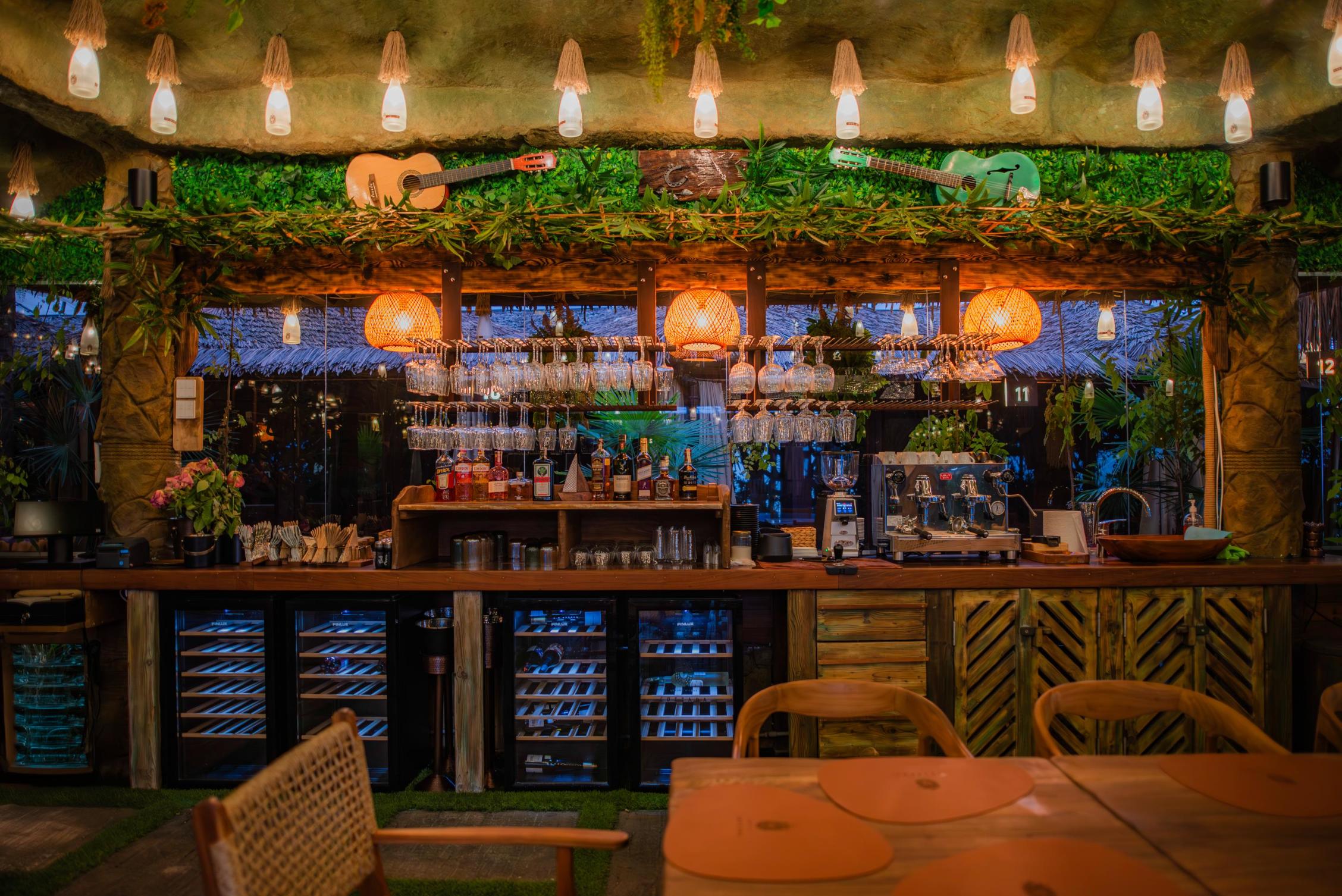 Restaurant & Bar